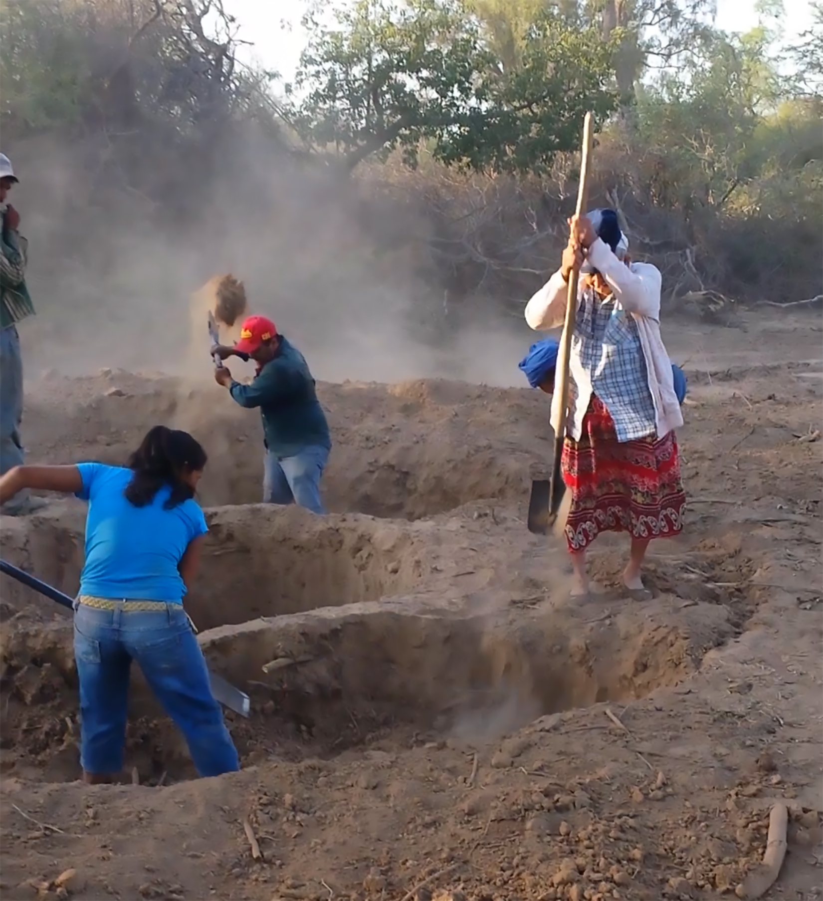Mujeres colaborando en la construcción de aljibes ASA en La Pava, chaco Paraguayo